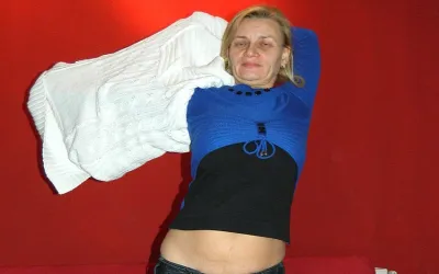 This Housewife Loves to Play on the Couch - Mature.nl