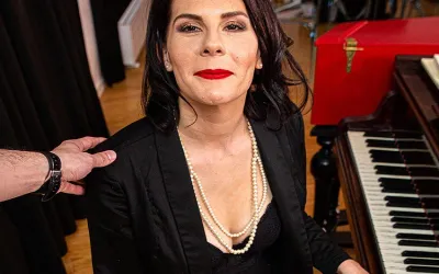 This Mature Pianoteacher Loves Taking It up Her Ass - Mature.nl