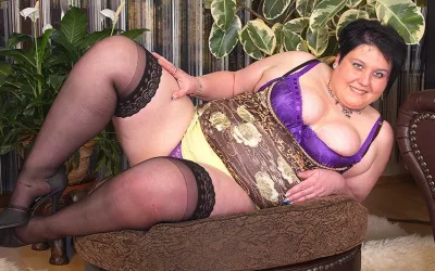 This Naughty BBW Loves to Get Dirty - Mature.nl