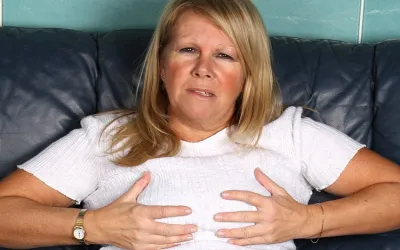 This Naughty Housewife Loves to Get Herself Wet - Mature.nl