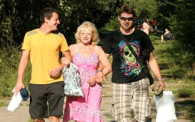 This Naughty Mature Slut Does Two Guys at Once - Mature.nl