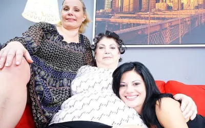 Three Old and Young Lesbians Making out on Bed - Mature.nl