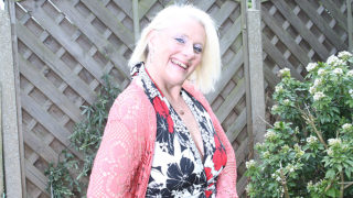 Naughty British Housewife Playing in the Garden – Mature.nl